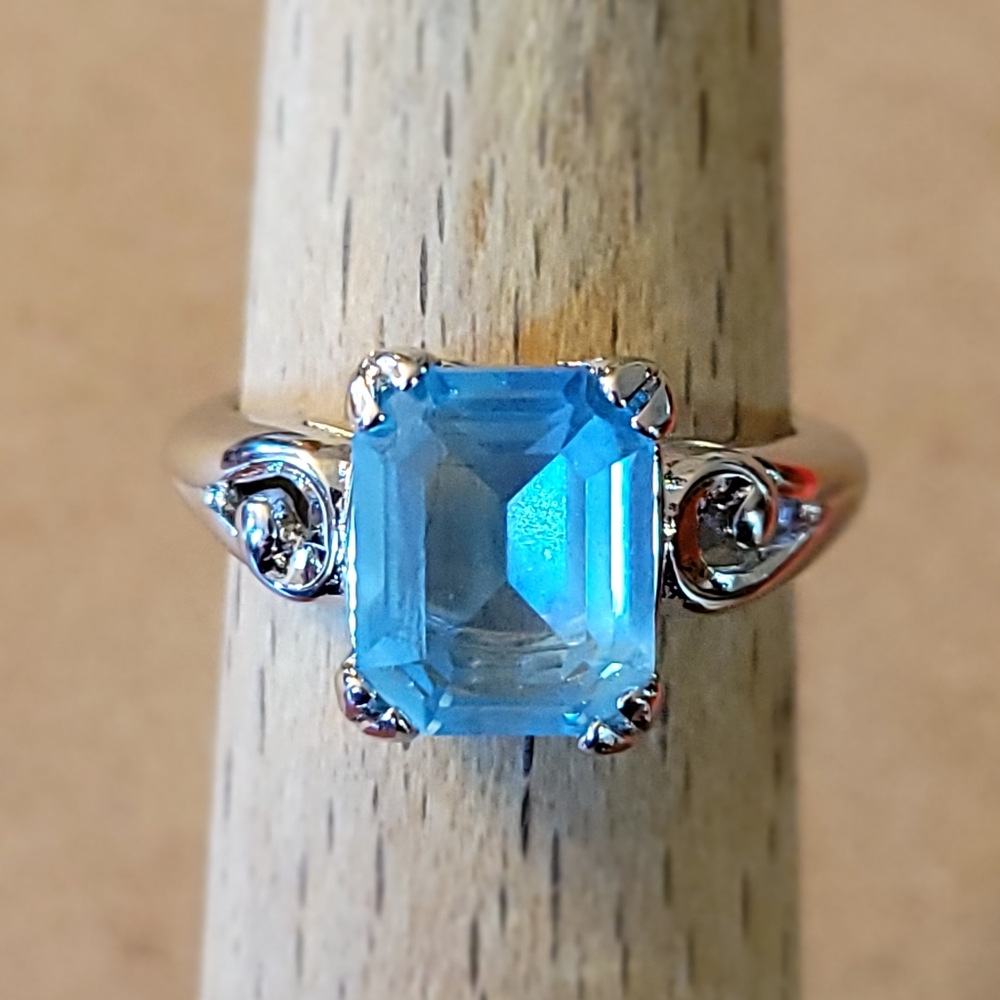 Vintage 1981 signed Avon simulated blur topaz ring